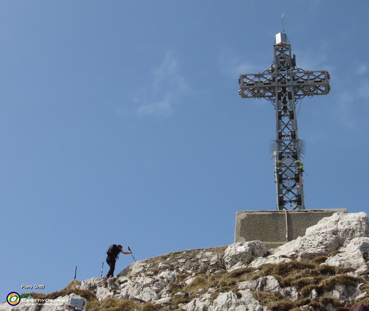 40 Alla imponente bella croce di vetta del Resegone -Punta Cermenati (1875 m).JPG